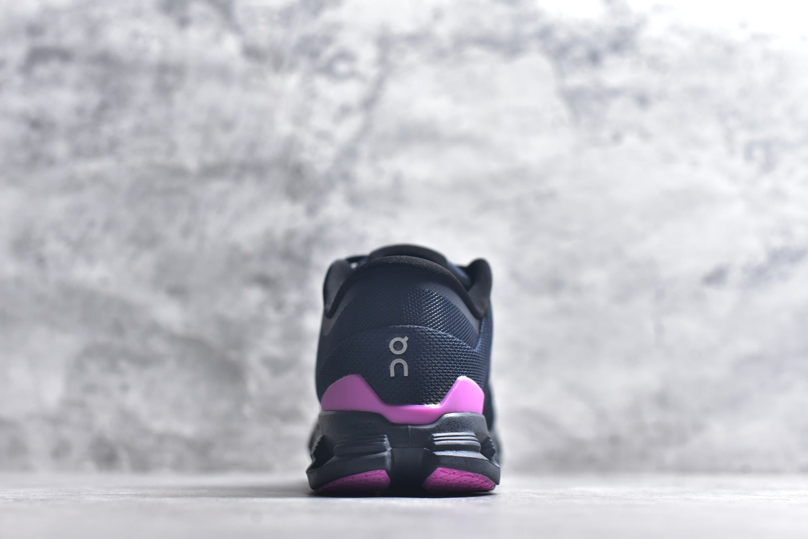 On Cloud X 4 — Black / Magenta