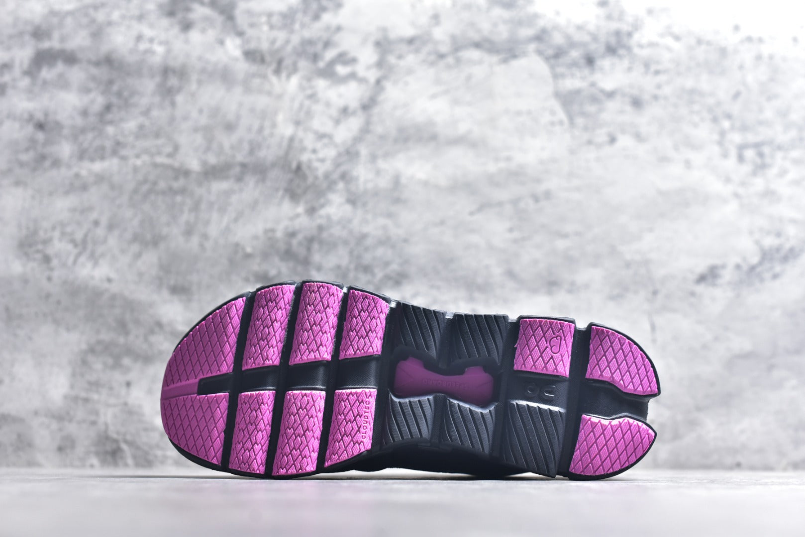 On Cloud X 4 — Black / Magenta