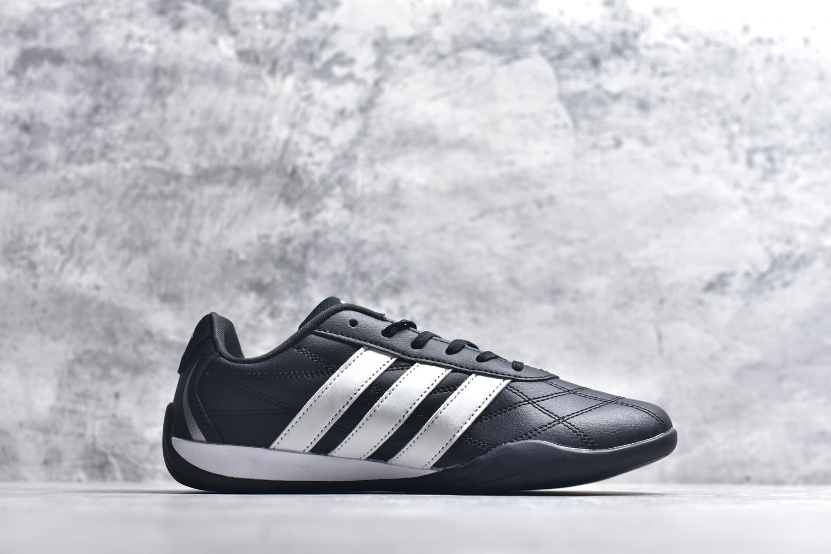 Adidas Adipista — Core Black / White / Black Gum