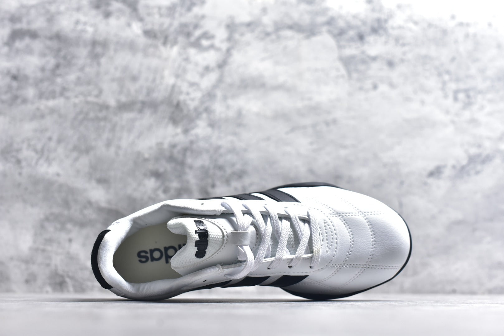 Adidas Adipista — Cloud White / Core Black / Black Gum
