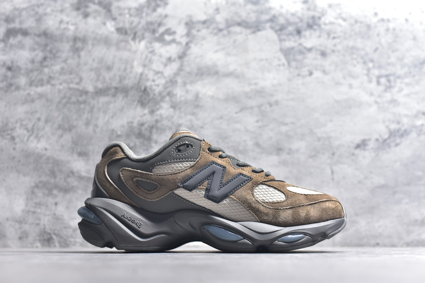 New Balance 983
