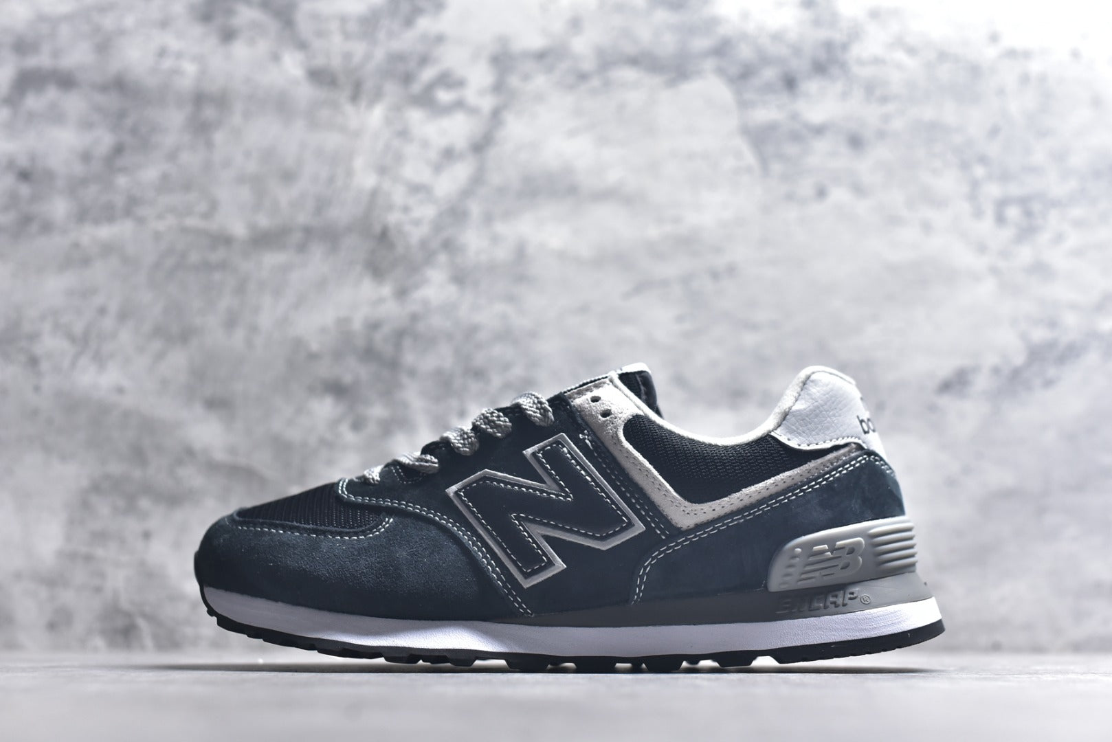 New Balance NB574 Low-Top Retro Casual Running Shoe ML574EVB