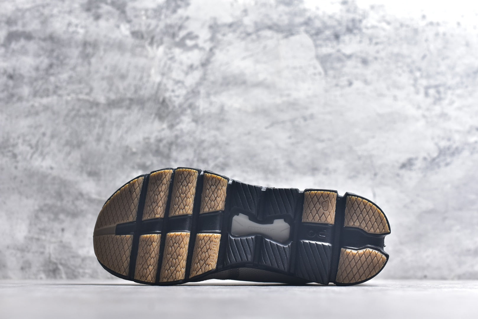 On Cloud X 4 Low-Top Running Sneaker 3ME30042532