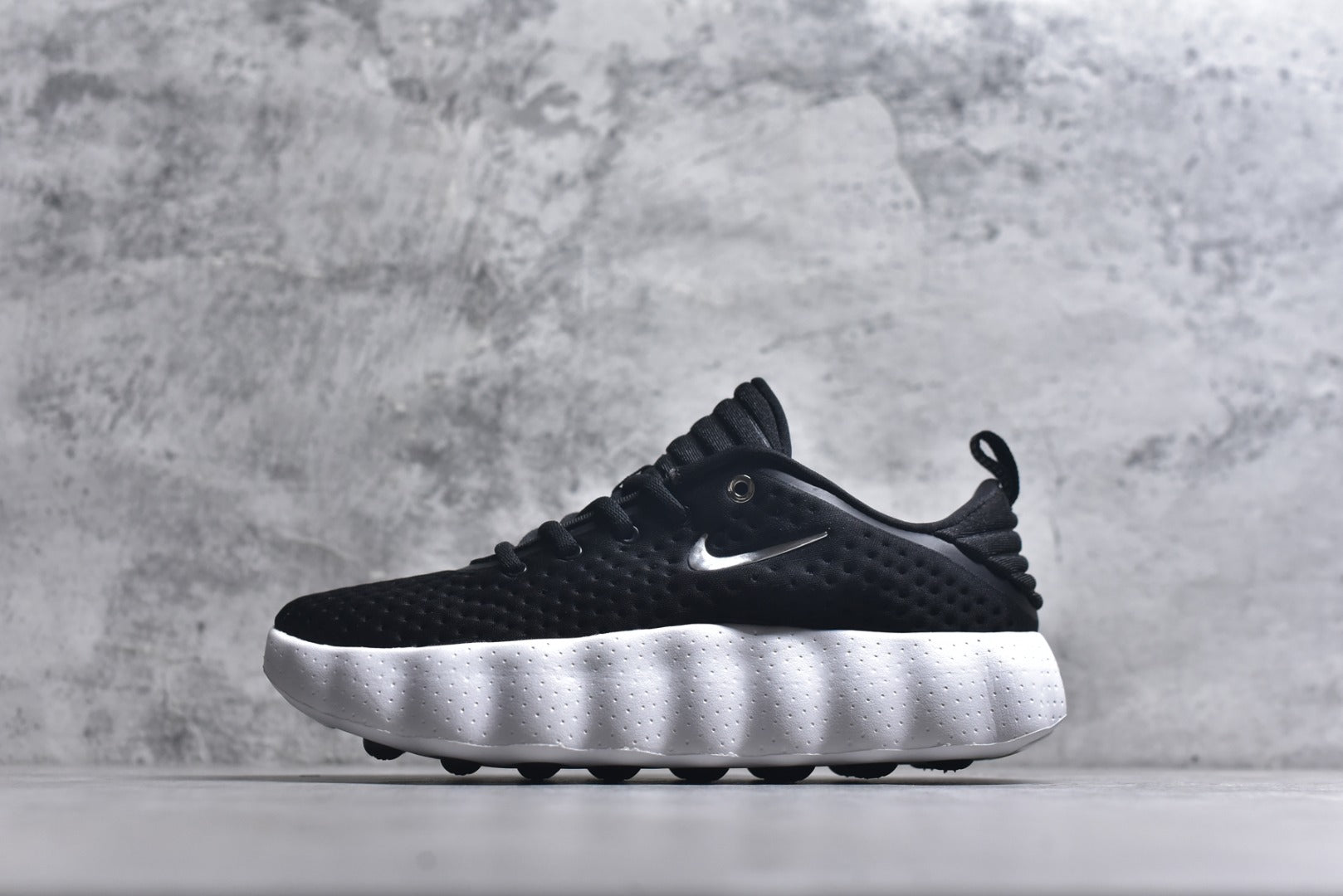 Nike Mind 002 Closed-Toe Massage Training Sneaker HQ4308-002