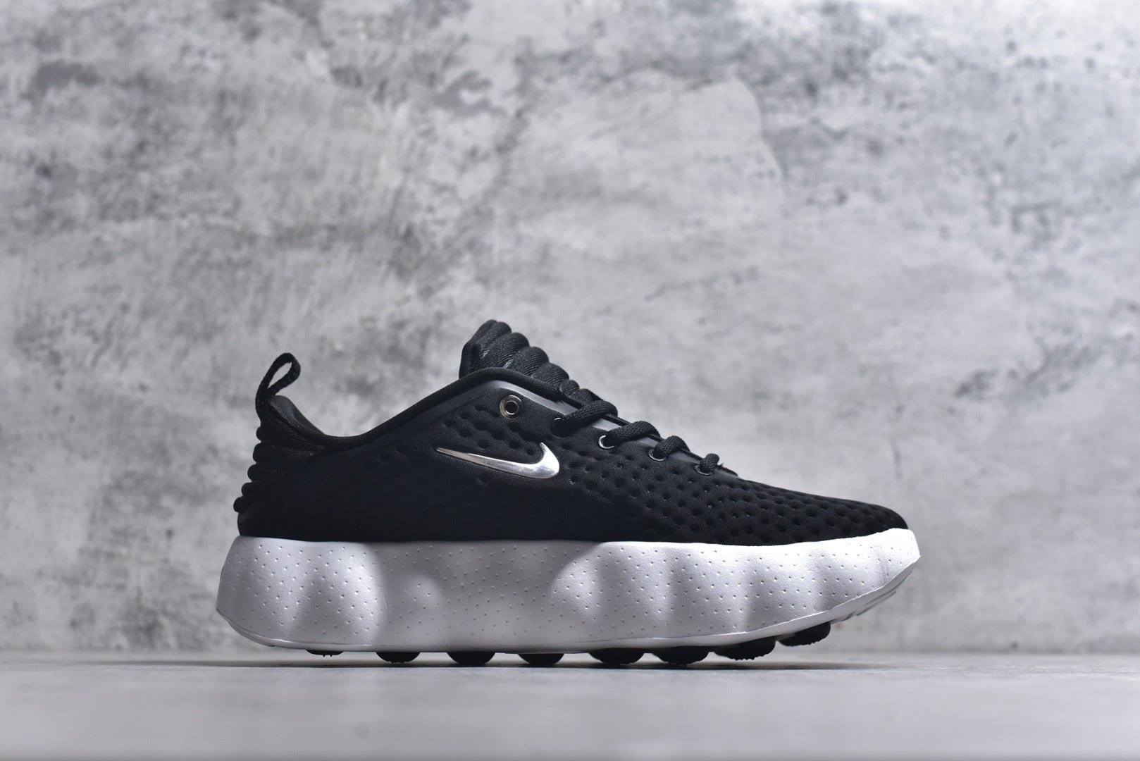 Nike Mind 002 Closed-Toe Massage Training Sneaker HQ4308-002