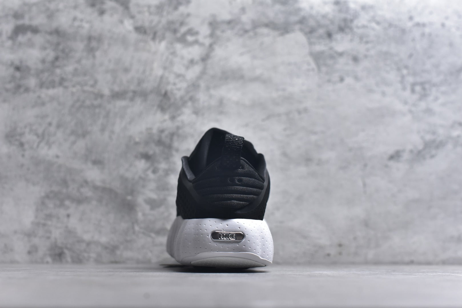Nike Mind 002 Closed-Toe Massage Training Sneaker HQ4308-002